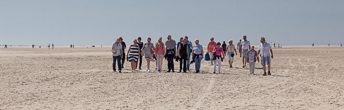 pensioen-in-zicht-texel-groep-wandeling-op-strand